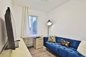 Modern 3-BR Home Free Parking Next to Metro