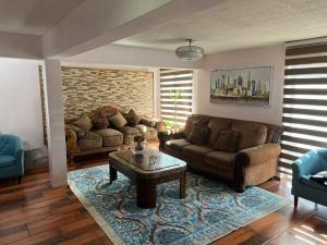 Amplia Casa Familiar con Piscina Privada