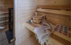 Cozy Home In Heinkenszand With Kitchen