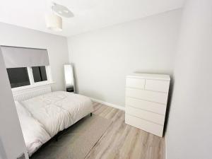 Comfortable 2 bedroom, 1 bathroom, West London flat