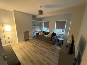 Comfortable 2 bedroom, 1 bathroom, West London flat