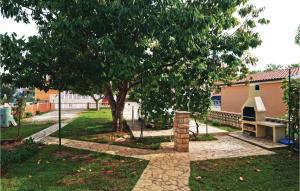 1 Bedroom Stunning Apartment In Privlaka 