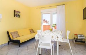 2 Bedroom Cozy Apartment In Povljana 