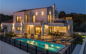 Nice Home In Krnica With Jacuzzi 