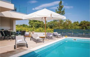 Nice Home In Krnica With Jacuzzi 