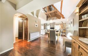 Appartements 3 Bedroom Lovely Apartment In Ocquerre : photos des chambres