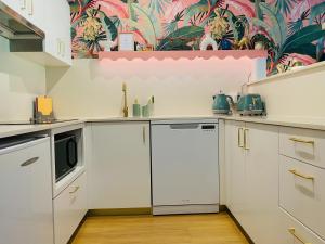 Manly Vibes - fabulous design with gym, sauna, streaming, right opposite wharf & beach