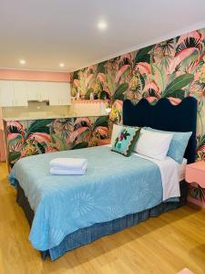 Manly Vibes - fabulous design with gym, sauna, streaming, right opposite wharf & beach