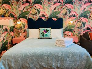 Manly Vibes - fabulous design with gym, sauna, streaming, right opposite wharf & beach