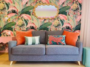 Manly Vibes - fabulous design with gym, sauna, streaming, right opposite wharf & beach