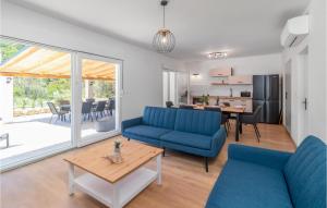 4 Bedroom Awesome Home In Mundanije 