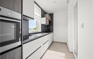 4 Bedroom Cozy Apartment In Srima