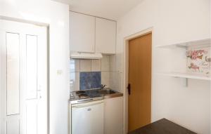 Beautiful Apartment In Klek With Wifi