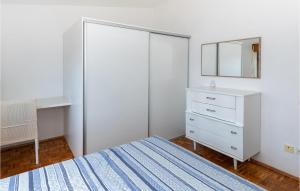 3 Bedroom Beautiful Apartment In Klek