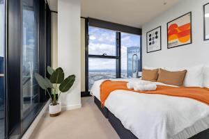 Luxury Collins St Apartment- 2BR w Balcony- High Floor