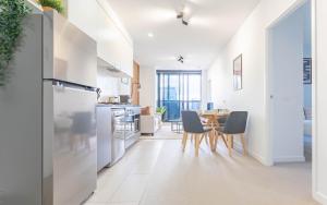 Luxury Collins St Apartment- 2BR w Balcony- High Floor