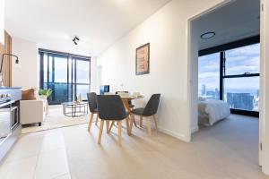 Luxury Collins St Apartment- 2BR w Balcony- High Floor