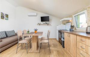 2 Bedroom Gorgeous Apartment In Pula