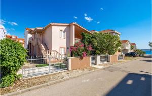 2 Bedroom Awesome Apartment In Povljana - 4hvězdičkové hotely ve městě Povljana