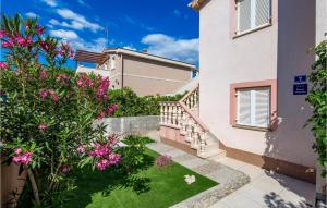 2 Bedroom Awesome Apartment In Povljana