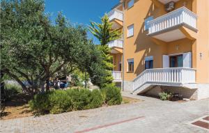 Beautiful Apartment In Primosten With Wifi 