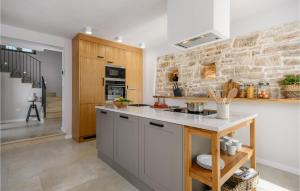 Beautiful Home In Tinjan 