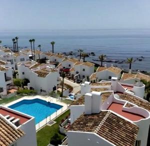 Nyrenoverat! Beachfront townhouse med pool