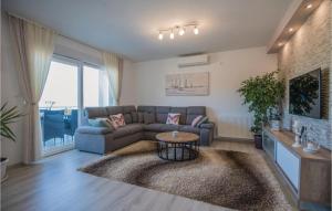 Lovely Home In Zmijavci With Wifi