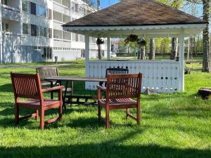 Valoisa kaksio puiston reunassa lähellä keskustaa