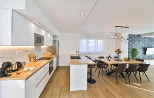 Cozy Home In Kastel Stari