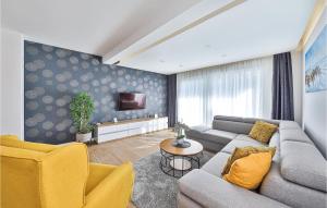 Cozy Home In Kastel Stari 