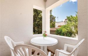 Gorgeous Apartment In Mandre With Kitchen 