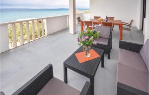 Two-Bedroom Apartment In Podstrana