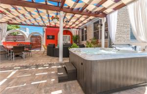 Nice Home In Turanj With Jacuzzi