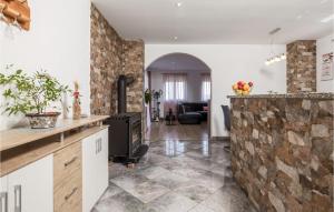 Gorgeous Apartment In Veprinac