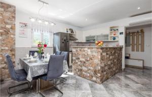 Gorgeous Apartment In Veprinac