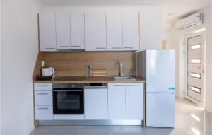 Lovely Apartment In Komarna With Wifi