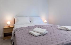 Lovely Apartment In Komarna With Wifi