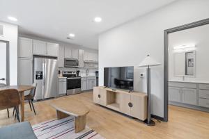 CozySuites Mass with parking lounge & roof deck #29