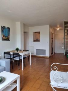 Armence, maison vue mer avec petit jardin et terrain de tennis