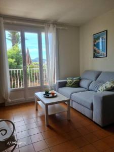 Armence, maison vue mer avec petit jardin et terrain de tennis