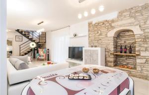 Cozy Home In Sajini With Outdoor Swimming Pool 