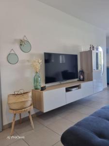 Appartements La Petite Cigale, grand balcon a 10min du Circuit Paul Richard et 15min de la mer - By AURAconciergerie : photos des chambres