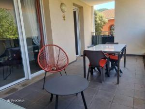 Appartements La Petite Cigale, grand balcon a 10min du Circuit Paul Richard et 15min de la mer - By AURAconciergerie : photos des chambres