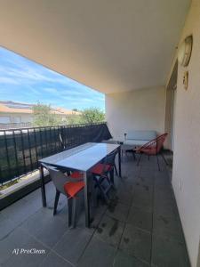 Appartements La Petite Cigale, grand balcon a 10min du Circuit Paul Richard et 15min de la mer - By AURAconciergerie : photos des chambres