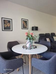 Appartements La Petite Cigale, grand balcon a 10min du Circuit Paul Richard et 15min de la mer - By AURAconciergerie : photos des chambres