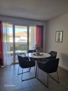 Appartements La Petite Cigale, grand balcon a 10min du Circuit Paul Richard et 15min de la mer - By AURAconciergerie : photos des chambres