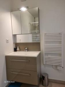 Appartements La Petite Cigale, grand balcon a 10min du Circuit Paul Richard et 15min de la mer - By AURAconciergerie : photos des chambres