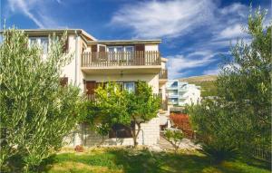 Three-Bedroom Apartment In Podstrana