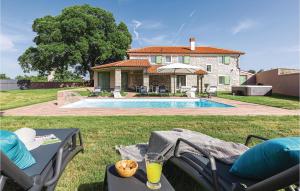 Cozy Home In Sajini With Outdoor Swimming Pool 